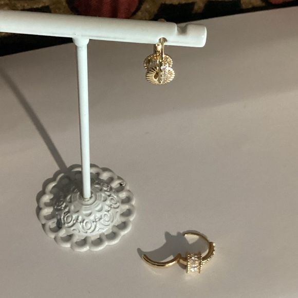 ⭐️10k Gold Plated Petite CZ Diamond Barrel Huggies💖 - Picture 14 of 15